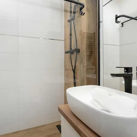 Lägenhet Elegant In Center With Desk And Air Conditioned Living By Renters Wrocław