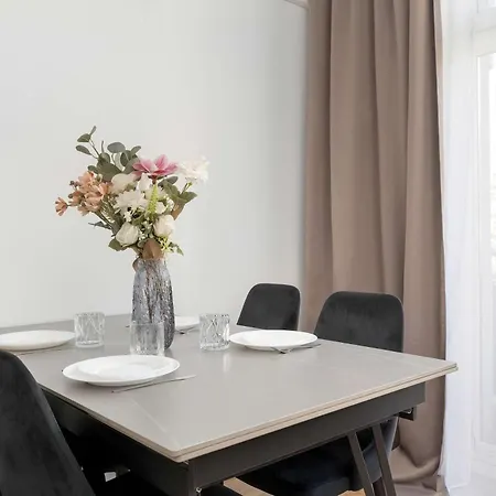 Elegant In Center With Desk And Air Conditioned Living By Renters Lägenhet Wrocław