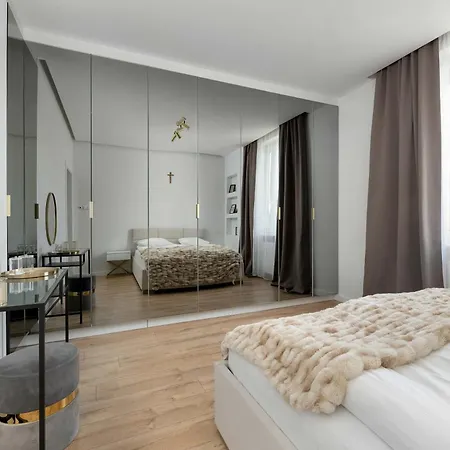 Elegant In Center With Desk And Air Conditioned Living By Renters Lägenhet Wrocław