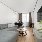 Elegant In Center With Desk And Air Conditioned Living By Renters Apartment *