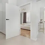 Apartment Elegant In Center With Desk And Air Conditioned Living By Renters