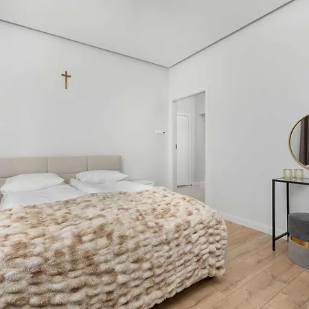 Elegant In Center With Desk And Air Conditioned Living By Renters * Wrocław