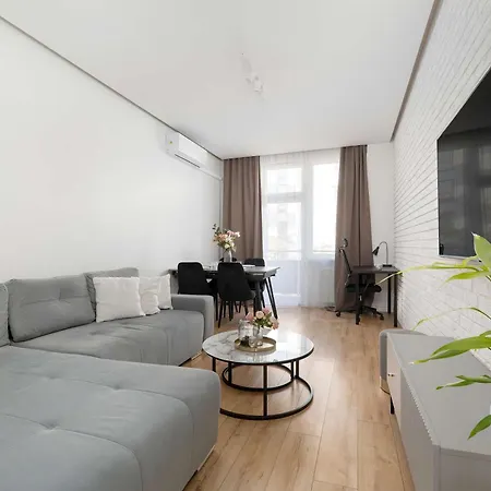 Elegant In Center With Desk And Air Conditioned Living By Renters דירה *